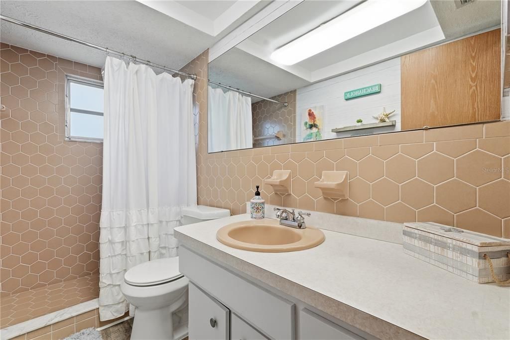 待售: $249,900 (2 贝兹, 2 浴室, 1396 平方英尺)