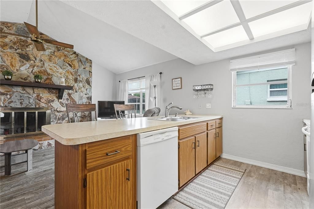 待售: $249,900 (2 贝兹, 2 浴室, 1396 平方英尺)