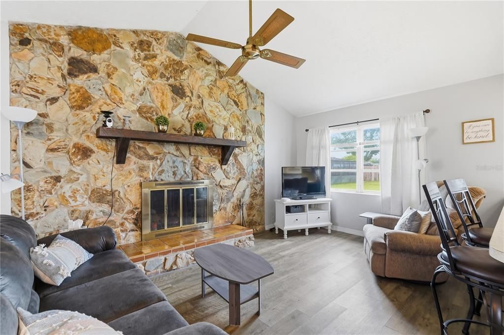 待售: $249,900 (2 贝兹, 2 浴室, 1396 平方英尺)