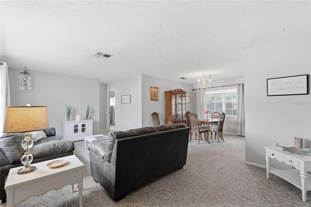 待售: $249,900 (2 贝兹, 2 浴室, 1396 平方英尺)