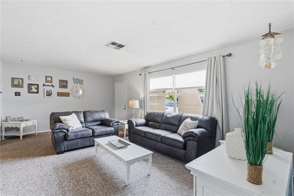 待售: $249,900 (2 贝兹, 2 浴室, 1396 平方英尺)