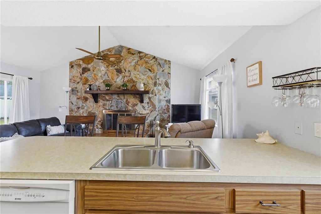 待售: $249,900 (2 贝兹, 2 浴室, 1396 平方英尺)