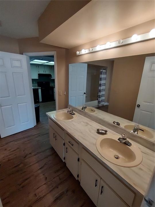 待售: $219,900 (2 贝兹, 2 浴室, 1424 平方英尺)