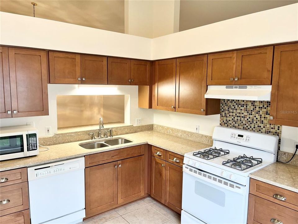 На продажу: $385,000 (3 спален, 2 ванн, 1646 Квадратных фут)