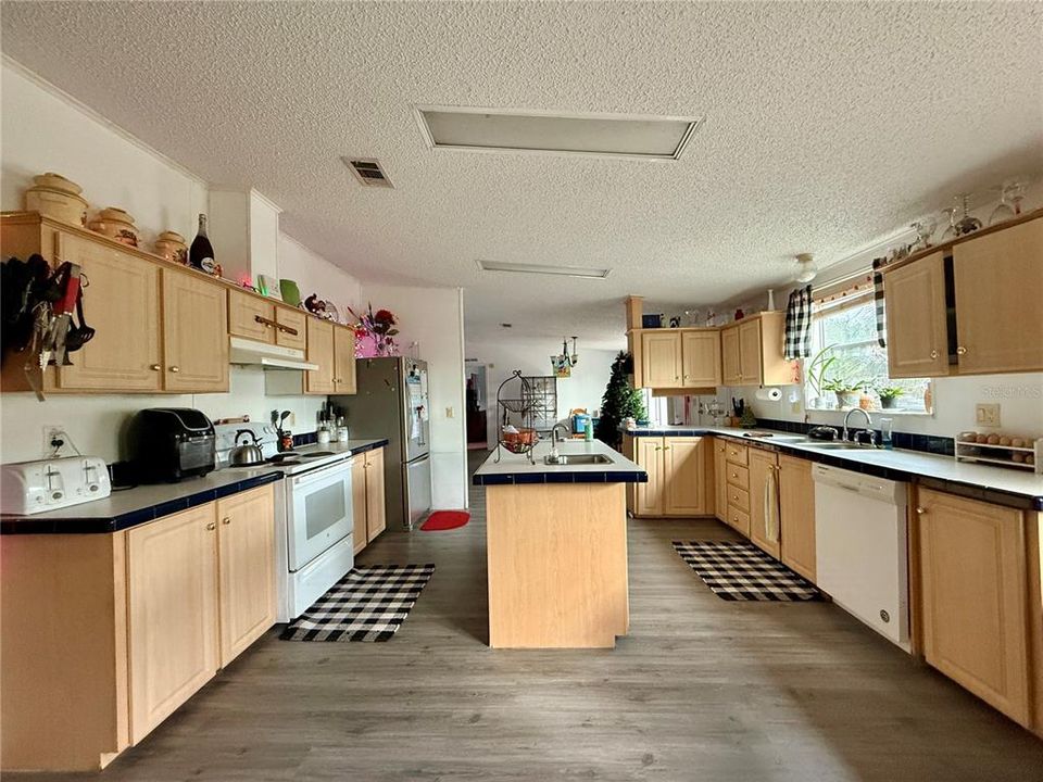 For Sale: $249,000 (3 beds, 2 baths, 1984 Square Feet)