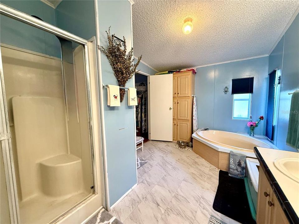 For Sale: $249,000 (3 beds, 2 baths, 1984 Square Feet)