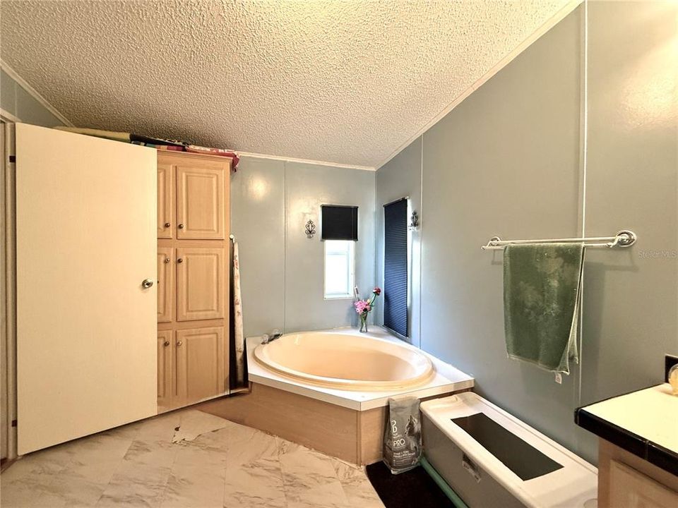 For Sale: $249,000 (3 beds, 2 baths, 1984 Square Feet)