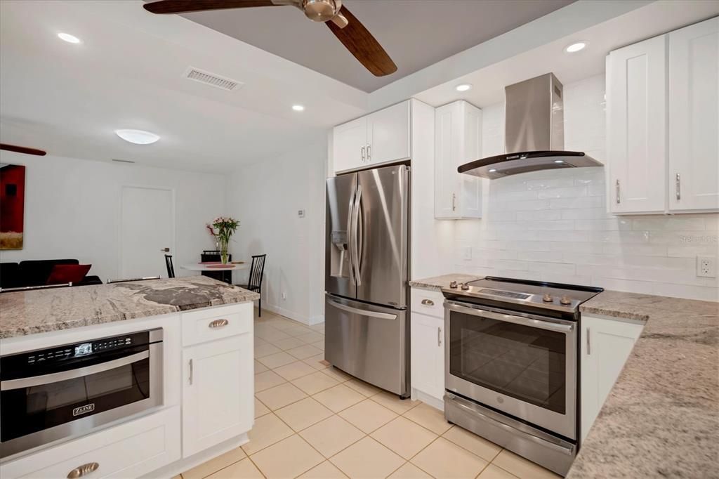 На продажу: $699,000 (3 спален, 2 ванн, 1998 Квадратных фут)