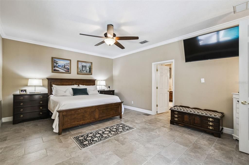 For Sale: $995,000 (6 beds, 4 baths, 4300 Square Feet)