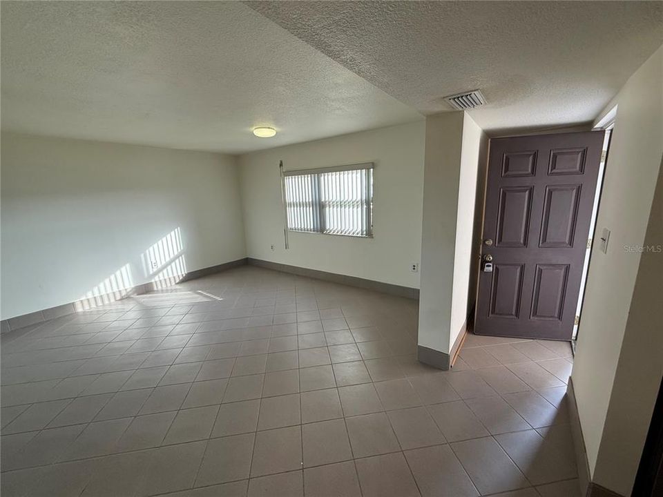 For Sale: $119,000 (1 beds, 1 baths, 670 Square Feet)
