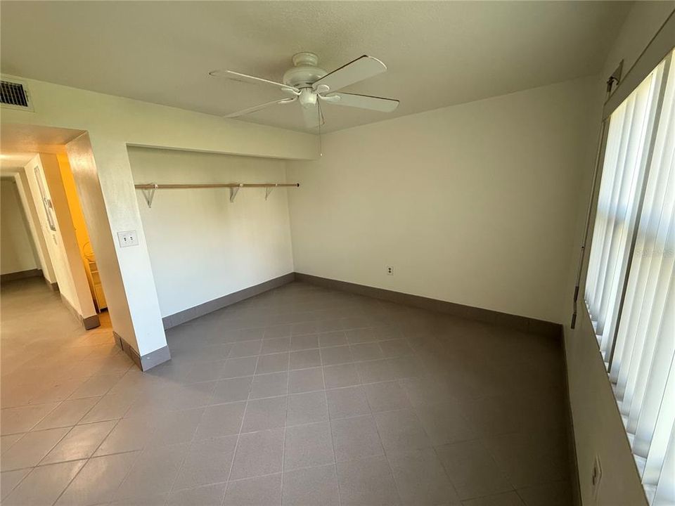 For Sale: $119,000 (1 beds, 1 baths, 670 Square Feet)