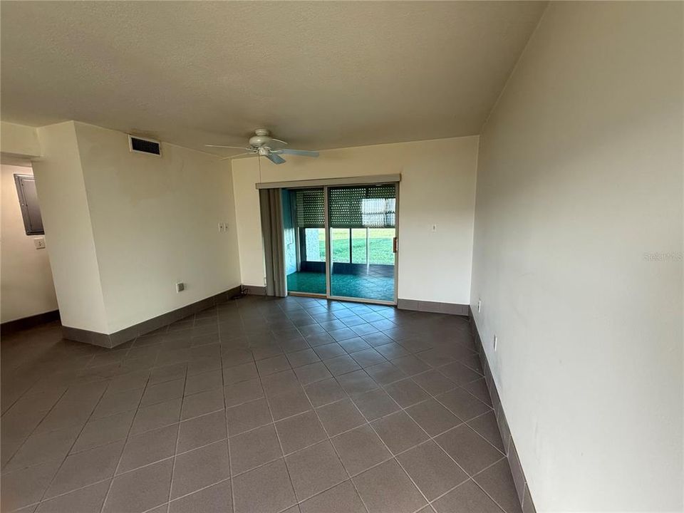 For Sale: $119,000 (1 beds, 1 baths, 670 Square Feet)