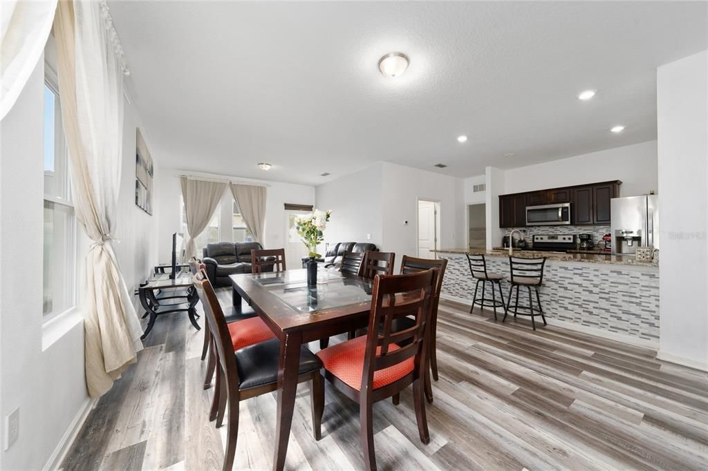 For Sale: $320,000 (3 beds, 2 baths, 1414 Square Feet)