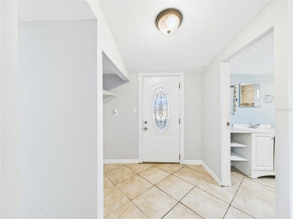 На продажу: $219,900 (2 спален, 1 ванн, 880 Квадратных фут)