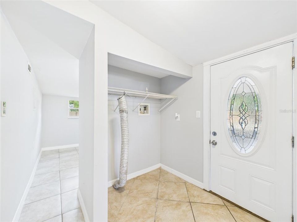 На продажу: $219,900 (2 спален, 1 ванн, 880 Квадратных фут)