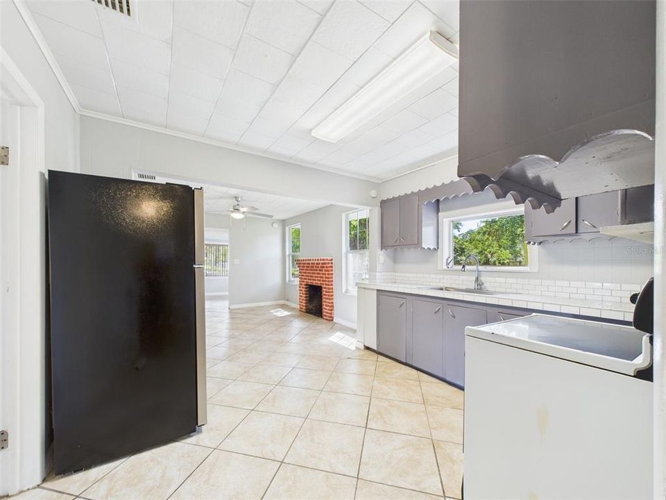 На продажу: $219,900 (2 спален, 1 ванн, 880 Квадратных фут)