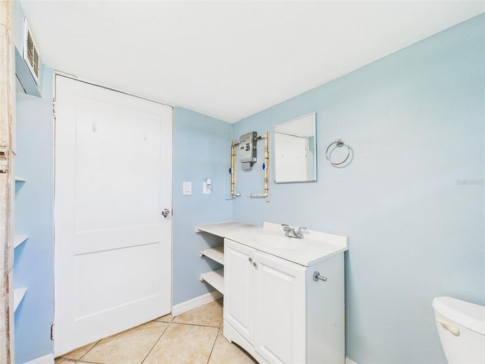 На продажу: $219,900 (2 спален, 1 ванн, 880 Квадратных фут)