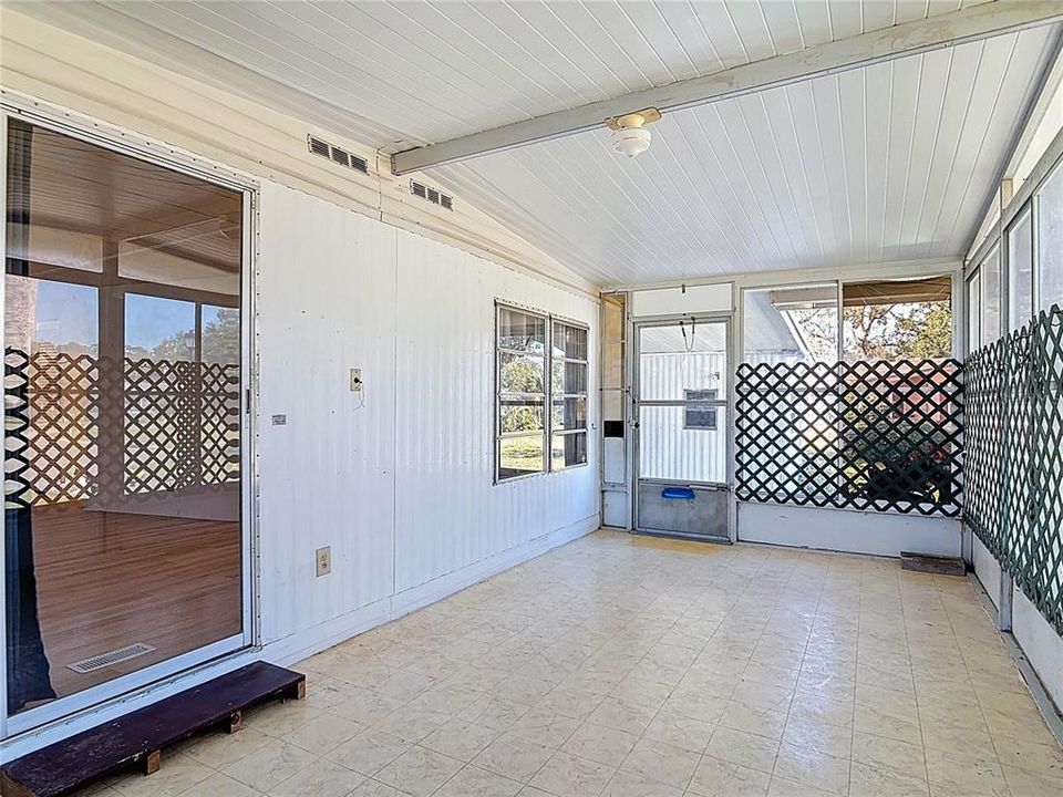 For Sale: $125,000 (2 beds, 1 baths, 960 Square Feet)