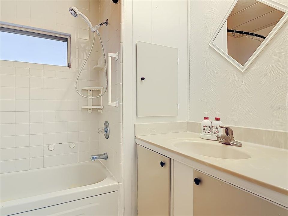 For Sale: $125,000 (2 beds, 1 baths, 960 Square Feet)