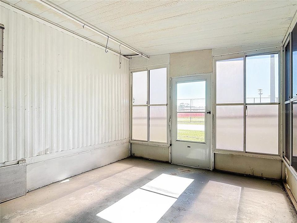 For Sale: $125,000 (2 beds, 1 baths, 960 Square Feet)