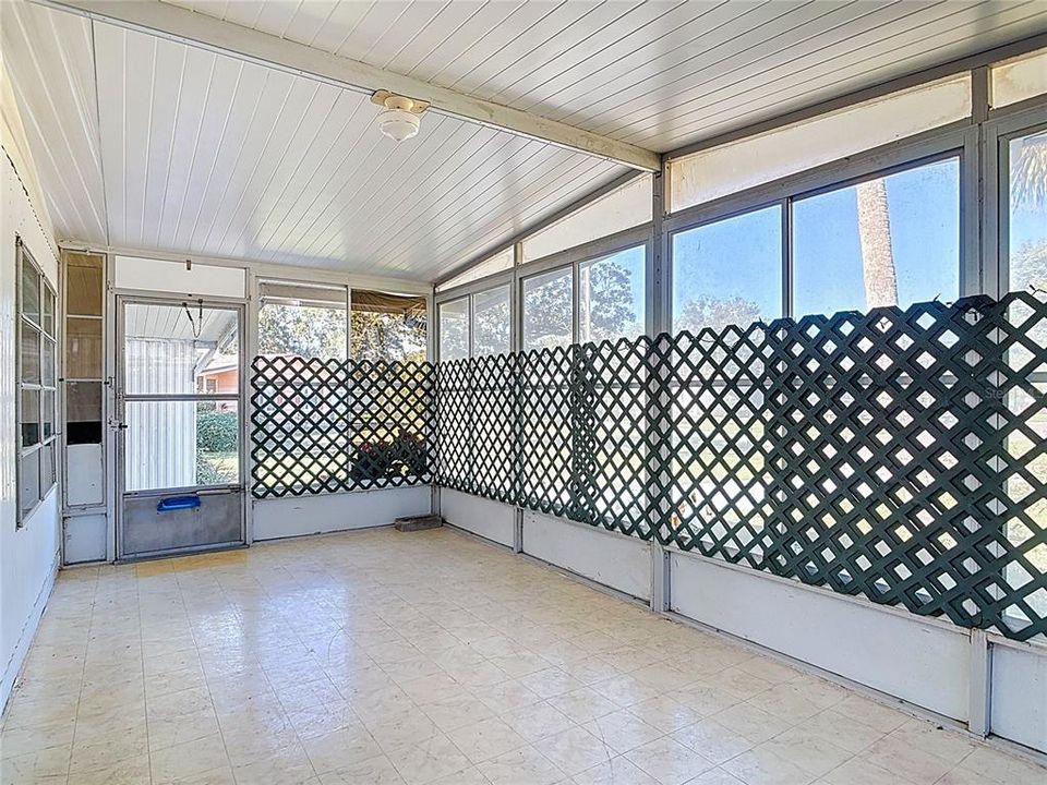 For Sale: $125,000 (2 beds, 1 baths, 960 Square Feet)