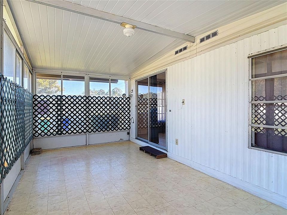 For Sale: $125,000 (2 beds, 1 baths, 960 Square Feet)