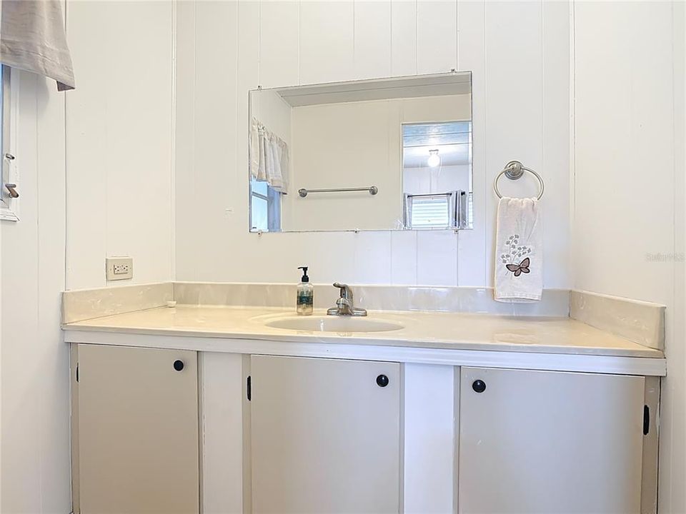 For Sale: $125,000 (2 beds, 1 baths, 960 Square Feet)