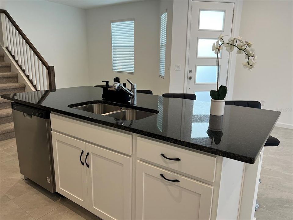 出租: $2,200 (3 贝兹, 2 浴室, 1717 平方英尺)