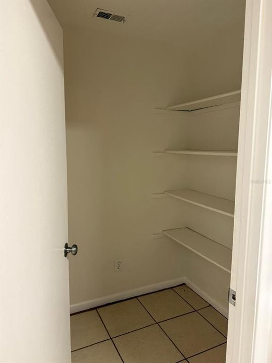 出租: $1,200 (2 贝兹, 1 浴室, 900 平方英尺)