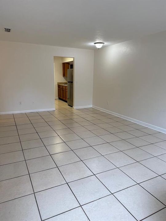 出租: $1,200 (2 贝兹, 1 浴室, 900 平方英尺)