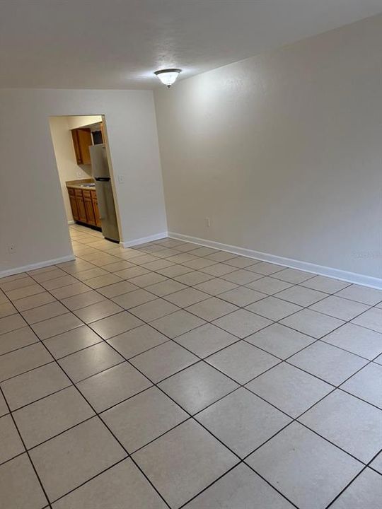 出租: $1,200 (2 贝兹, 1 浴室, 900 平方英尺)