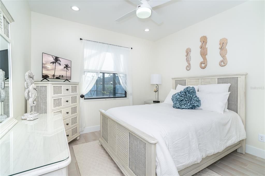 На продажу: $675,000 (3 спален, 2 ванн, 2004 Квадратных фут)