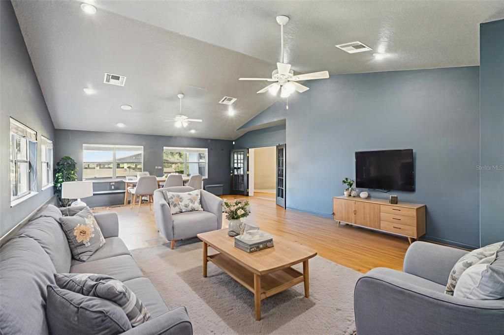 На продажу: $1,599,000 (5 спален, 4 ванн, 3824 Квадратных фут)