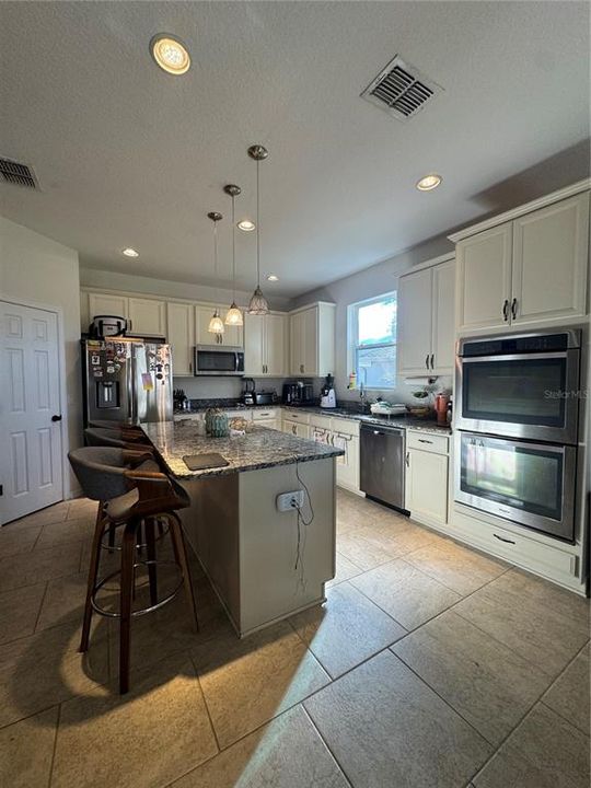 For Rent: $3,200 (4 beds, 2 baths, 1915 Square Feet)