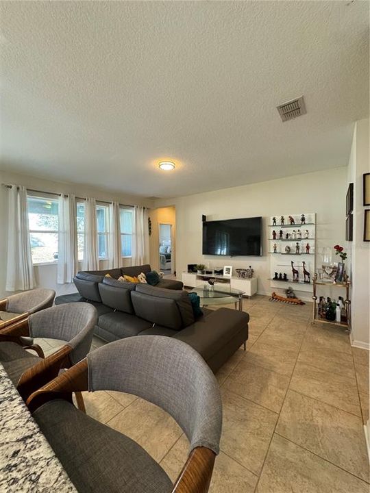 For Rent: $3,200 (4 beds, 2 baths, 1915 Square Feet)