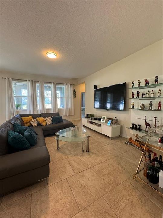 For Rent: $3,200 (4 beds, 2 baths, 1915 Square Feet)