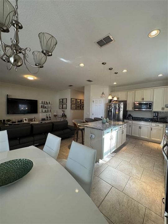 For Rent: $3,200 (4 beds, 2 baths, 1915 Square Feet)