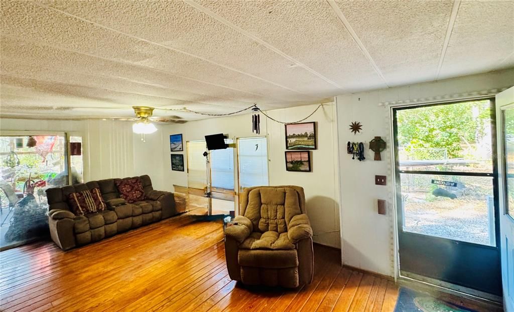 For Sale: $100,000 (3 beds, 2 baths, 1344 Square Feet)