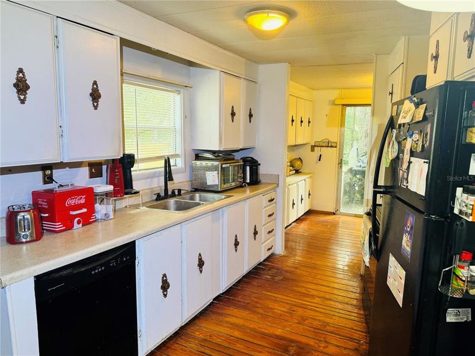 For Sale: $100,000 (3 beds, 2 baths, 1344 Square Feet)