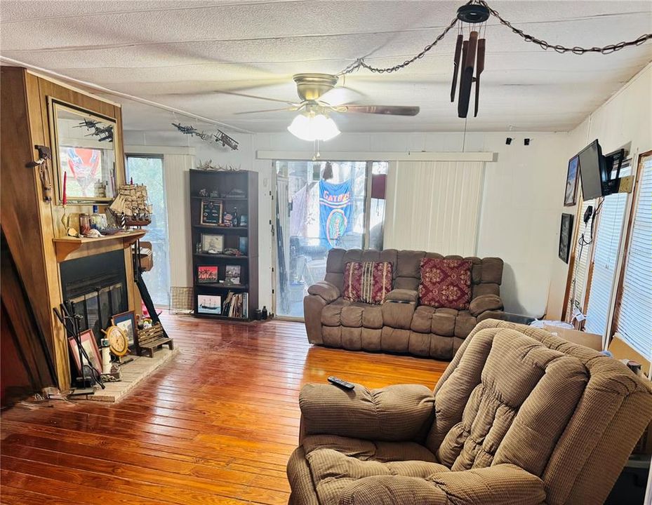 For Sale: $100,000 (3 beds, 2 baths, 1344 Square Feet)