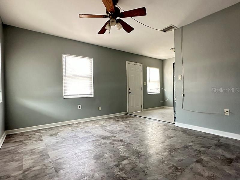 出租: $950 (1 贝兹, 1 浴室, 800 平方英尺)