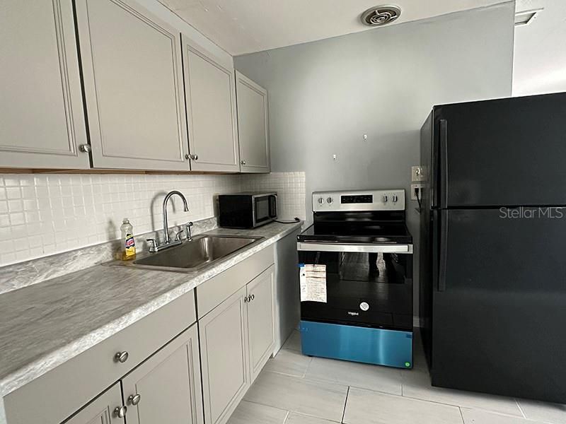 出租: $950 (1 贝兹, 1 浴室, 800 平方英尺)