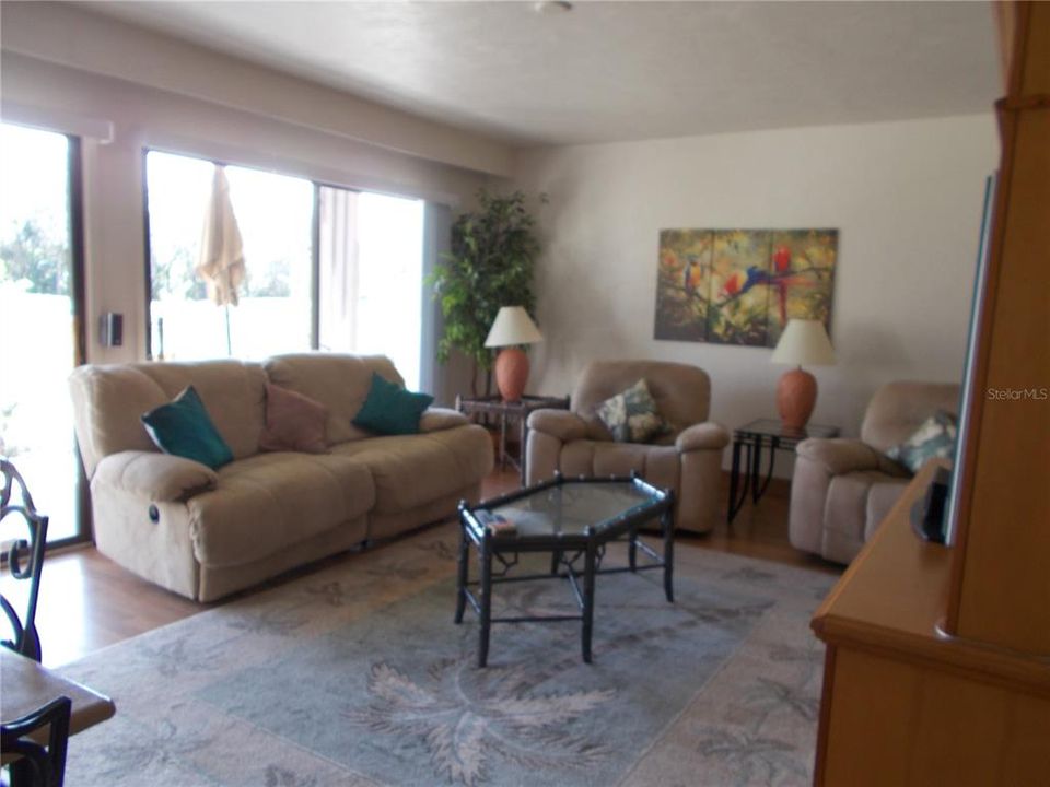 待售: $155,000 (2 贝兹, 2 浴室, 1123 平方英尺)