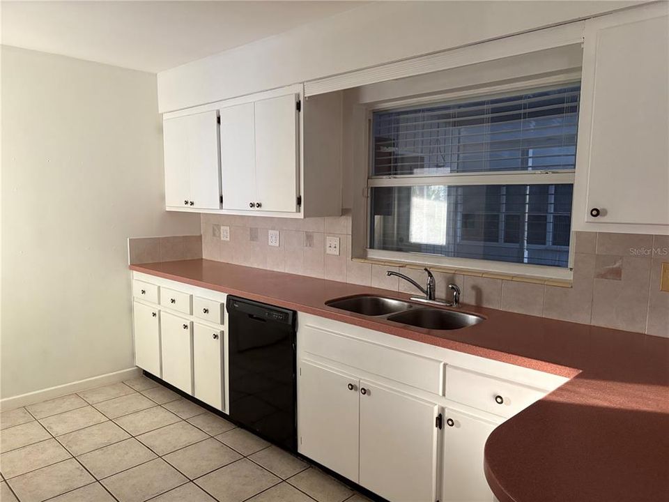 For Sale: $265,000 (2 beds, 1 baths, 1494 Square Feet)