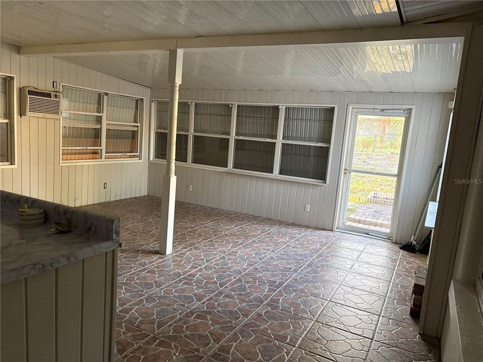 For Sale: $265,000 (2 beds, 1 baths, 1494 Square Feet)