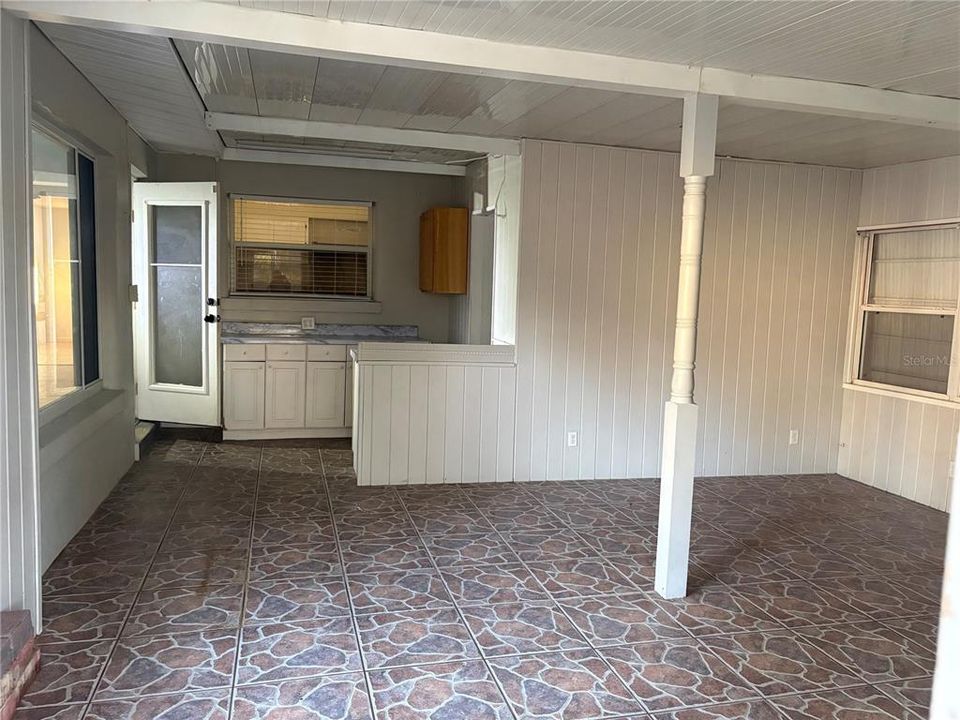 For Sale: $265,000 (2 beds, 1 baths, 1494 Square Feet)