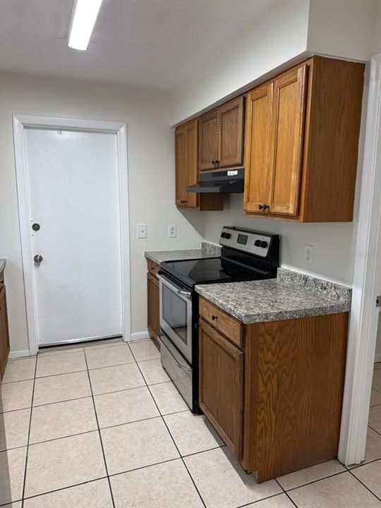 出租: $1,200 (2 贝兹, 1 浴室, 900 平方英尺)