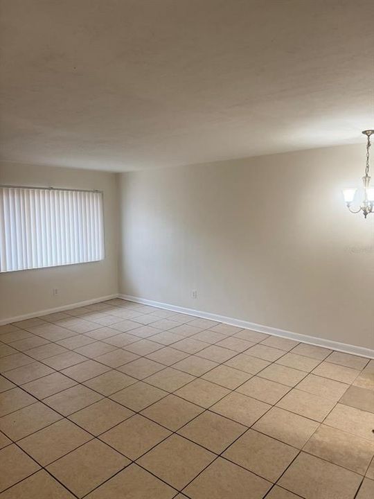 出租: $1,200 (2 贝兹, 1 浴室, 900 平方英尺)