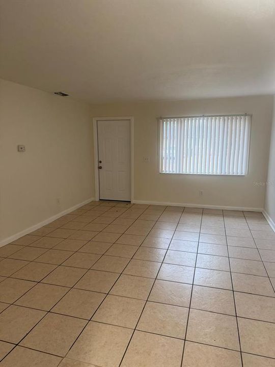 出租: $1,200 (2 贝兹, 1 浴室, 900 平方英尺)