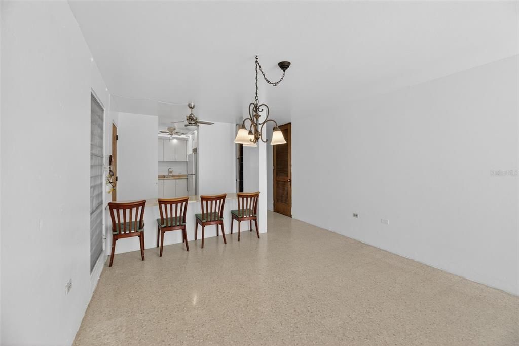 En Venta: $310,000 (3 camas, 2 baños, 1321 Pies cuadrados)